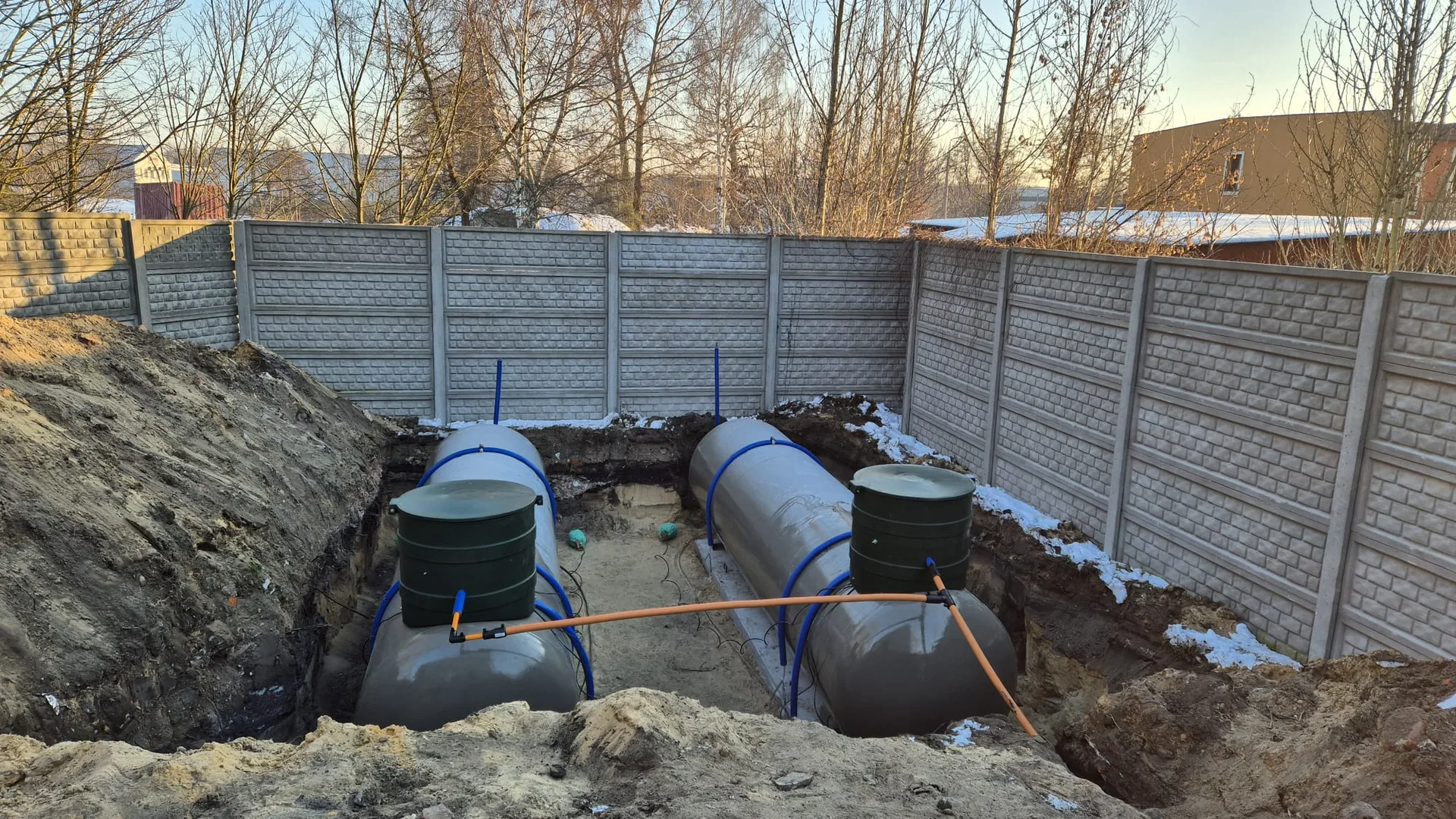 Roboty ziemne — montaż zbiornika i wykopy pod instalacje — zdjęcie 3