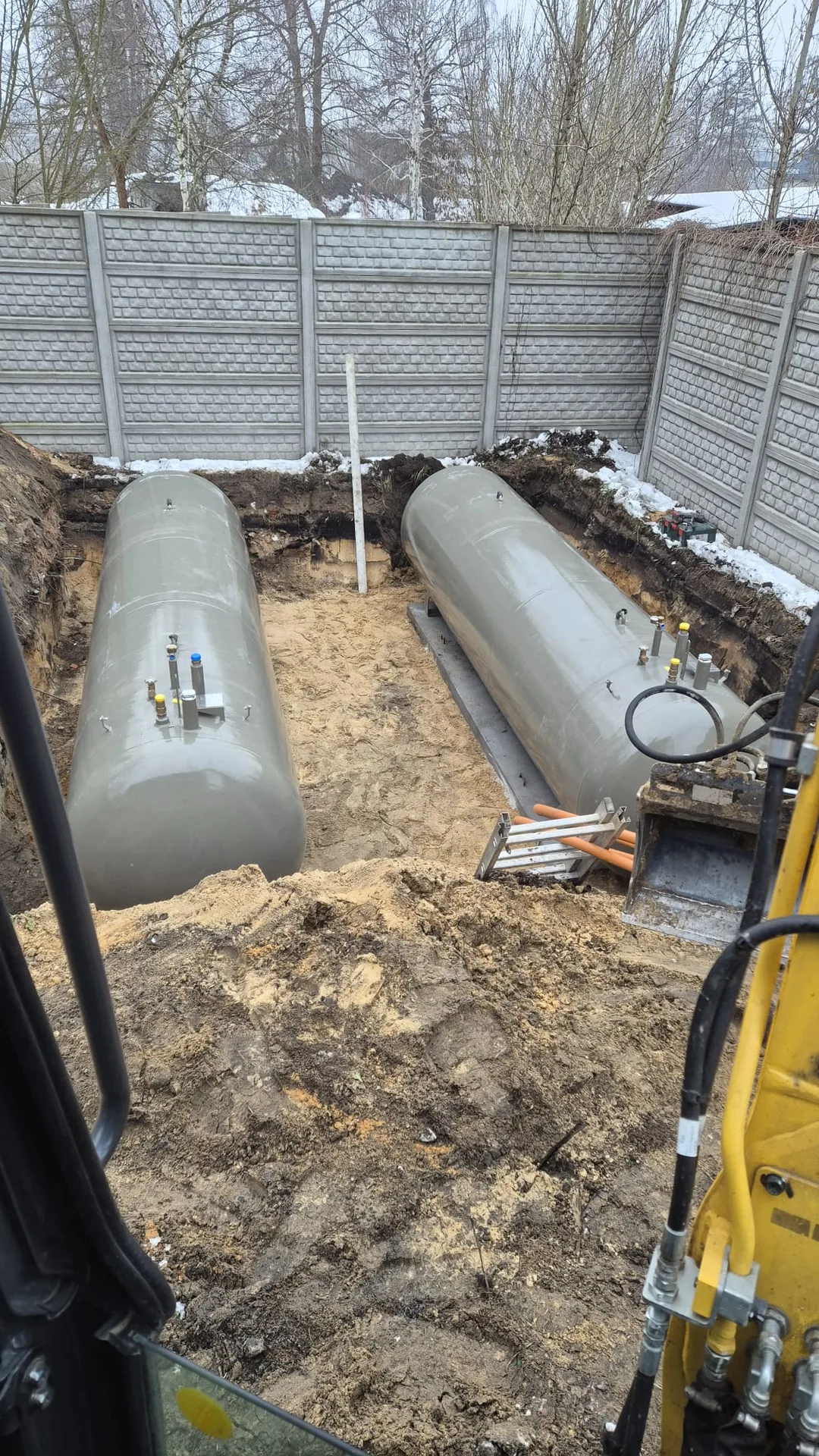 Roboty ziemne — montaż zbiornika i wykopy pod instalacje — zdjęcie 4
